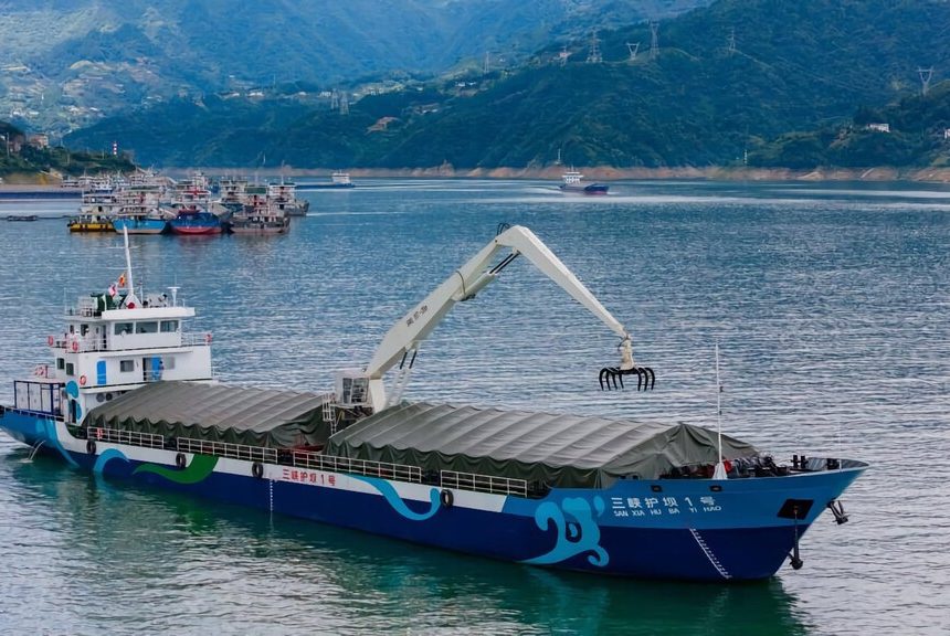 Una «roomba» para limpiar ríos: el barco que la presa de las Tres Gargantas ha puesto en marcha en China